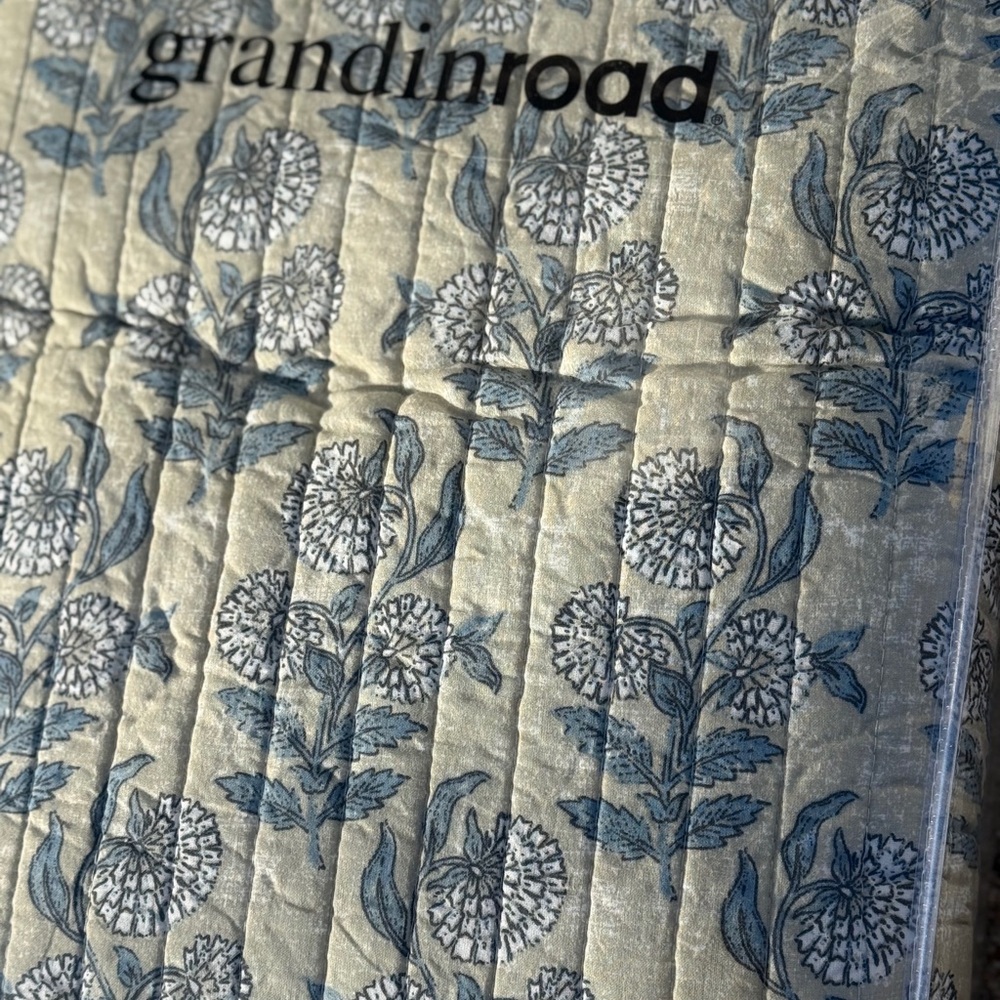 ⚡️  FLASH SALE  ⚡️Frontgate Floral Cotton Quilt - Queen - NWT - Picture 5 of 14